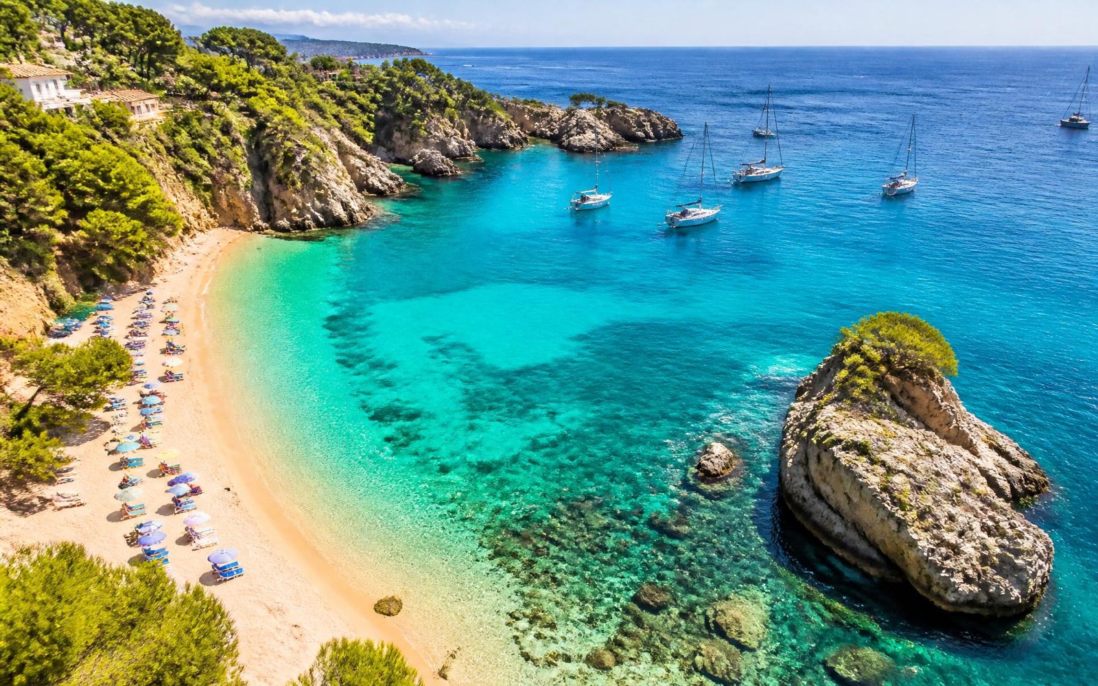 Türkisblaue Mittelmeerbucht mit Sandstrand